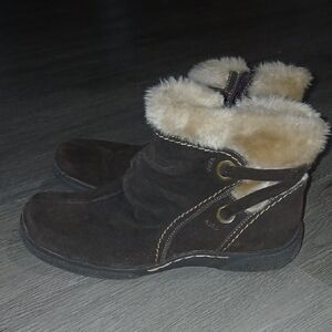 BareTraps Leanna Dark Brown Suede faux fur lined Ankle Winter Boots Sz 8 EUC
